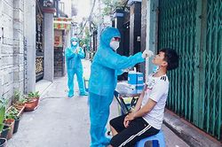 Một người dương tính nCoV, 2.000 người trong hẻm phải lấy mẫu xét nghiệm