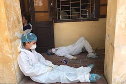 Kiệt sức dưới nắng nóng, y bác sĩ đổ gục trong bộ đồ bảo hộ