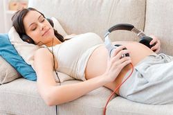 Những tác dụng tuyệt vời của việc nghe nhạc khi mang thai
