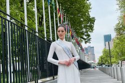 Tà áo dài trắng Việt Nam duyên dáng trên đường phố New York