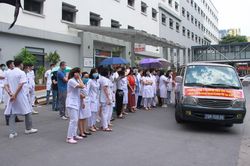 12 y, bác sĩ của Bệnh viện Hữu nghị lên đường ra 'tiền tuyến' chống dịch