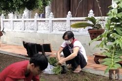 Lộ hình ảnh Hoài Linh tiều tụy khi xuất hiện tại nhà thờ Tổ nghiệp giữa 'bão' scandal 14 tỷ đồng từ thiện