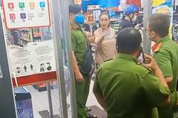 Bị nhắc đeo khẩu trang, người phụ nữ lớn tiếng cự cãi: 'Không có dịch sao tôi phải đeo khẩu trang'
