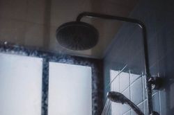 Đối xử với vợ không ra gì, gã đàn ông còn lén lắp camera quay cảnh vợ tắm, lý do nghe rất nực cười