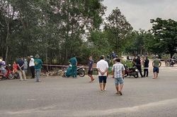 Nghi vấn xe máy tông nhau văng vào bụi cây khiến 2 người tử vong