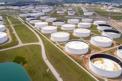 Giá dầu đạt đỉnh 3 năm nhờ triển vọng nhu cầu khởi sắc
