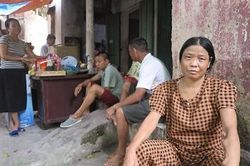 Nắng nóng 'bủa vây' xóm chạy thận
