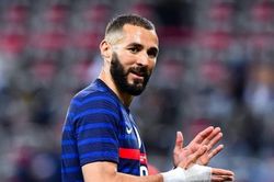 Benzema sút hỏng penalty trong ngày tái xuất tuyển Pháp