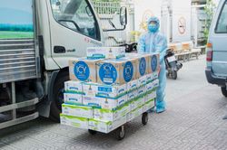 Vinamilk tiếp sức lực lượng tuyến đầu chống dịch TP Hồ Chí Minh