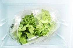 Rau diếp để tủ lạnh 3 ngày, cô gái dựng tóc gáy phát hiện sự lạ