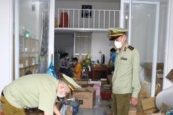 Tập kích kho hàng, thu giữ cả nghìn sản phẩm mỹ phẩm, thực phẩm không rõ nguồn gốc
