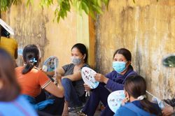 Phụ huynh Nghệ An 'đội nắng' hồi hộp chờ con ngoài phòng thi