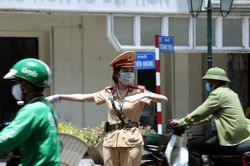 Cảnh sát giao thông Hà Nội nỗ lực làm nhiệm vụ dưới nắng nóng