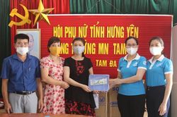 Hội LHPN Hưng Yên tặng 1.500 khay đựng thức ăn cho trẻ em trường mầm non