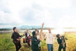 Hai ca khúc ở Top Trending chưa hạ nhiệt, Chillies ra mắt tiếp MV 'Đường Chân Trời'