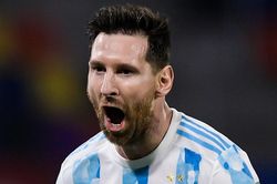 Messi đánh lừa thủ môn trên chấm phạt đền