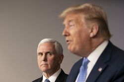 Phản ứng hiếm thấy từ cựu 'phó tướng' của ông Trump