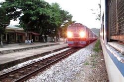Đường sắt Bắc - Nam bị phong tỏa vì phát hiện bom sát đường ray