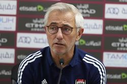 HLV của UAE vẫn chưa 'sướng' dù thắng Malaysia 4-0