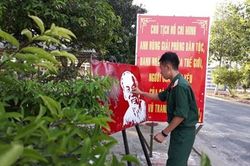 Người chiến sĩ say mê vẽ chân dung Bác Hồ