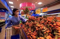 Vải Việt Nam cạnh tranh tốt với Trung Quốc tại thị trường Singapore