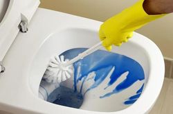Cách xử lý bồn cầu tắc chỉ với vài giọt nước rửa chén thông thường, đơn giản nhưng hiệu quả