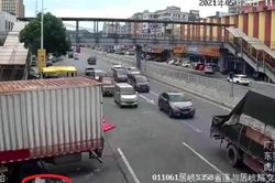 Thanh niên thoát cửa tử một cách khó tin sau khi bị cuốn vào gầm xe tải