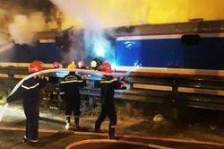 Toa tàu hỏa bốc cháy dữ dội thiêu rụi hàng chục tấn hàng hóa