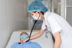 Bệnh nhân bị khó thở vì hạt đậu phộng nằm trong phổi