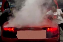 Lấy Lamborghini ra để nướng thịt, chàng trai trả giá cực gắt