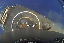 SpaceX phóng tên lửa thứ 17 lên trạm vũ trụ, hạ cánh trên biển