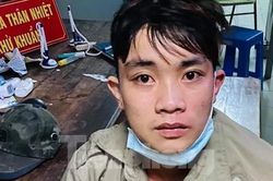 Thanh niên mặc đồng phục bảo vệ dân phố, cầm gậy chặn xe vòi tiền