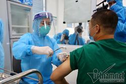 Xem xét tiêm vắc xin phòng Covid-19 cho chuyên gia nước ngoài tại Việt Nam