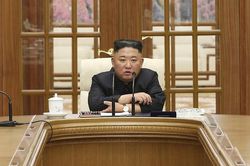 Vắng bóng nhiều ngày, Kim Jong Un bất ngờ tái xuất triệu tập họp khẩn