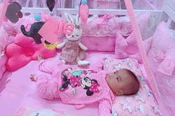Mạc Văn Khoa sắm cho con gái chiếc giường 'hường chói lóa' để ngủ riêng, đêm đầu xa bố mẹ cô nhóc đã làm 1 việc này