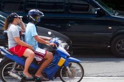 Philippines tăng cường xử phạt người đi dép lê lái xe máy