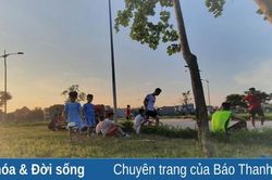 Người dân vẫn đổ ra công viên quên cả phòng dịch
