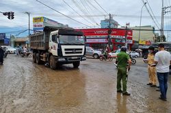 Pleiku: Va chạm giữa xe ô tô tải và xe máy, 1 học sinh tử vong