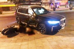 BMW X7 lùi từ nhà ra đường, tông chết người đàn ông