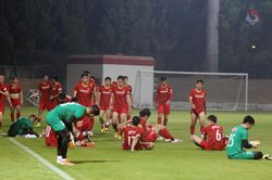 Đội tuyển Việt Nam tập luyện trong cái nóng oi ả của UAE