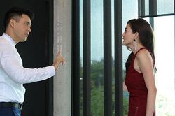 Đêm muộn thấy vợ bước xuống từ xe ô tô của một người đàn ông, anh chồng liền vung tay tát cháy má rồi ly hôn, song chỉ 1 năm sau đã phải nghẹn ngào xin tha thứ