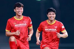 Công Phượng bị Quế Ngọc Hải chơi khăm trong buổi tập