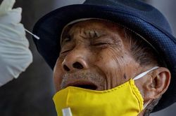 Người giàu Thái Lan mở tiệc, người nghèo gánh hậu quả vì dịch