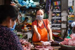 Giá lợn hơi lao dốc, thịt lợn ngoài chợ bao giờ mới rẻ?