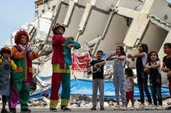 Những chú hề giúp trẻ em vượt qua nỗi đau chiến tranh ở dải Gaza