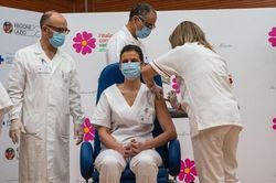Italy đạt kỷ lục 600.000 lượt tiêm chủng vaccine ngừa Covid-19 mỗi ngày