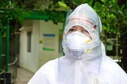 Nhân viên y tế 'như sống lại' khi tháo bỏ đồ bảo hộ