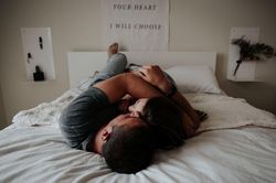 7 điều cặp đôi hạnh phúc hay làm trên giường ngủ