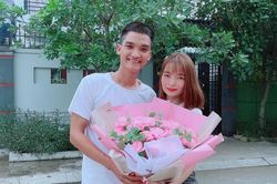 Mặc kệ bị nghi ngoại tình, vợ Mạc Văn Khoa hạnh phúc khoe được chồng tặng hoa kỷ niệm 6 năm bên nhau