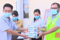 Trao khẩu trang và nước sát khuẩn cho hộ gia đình có hoàn cảnh khó khăn